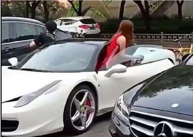 街头现身法拉利与美女，看到美女那一刻，网友：想知道怎么上厕所