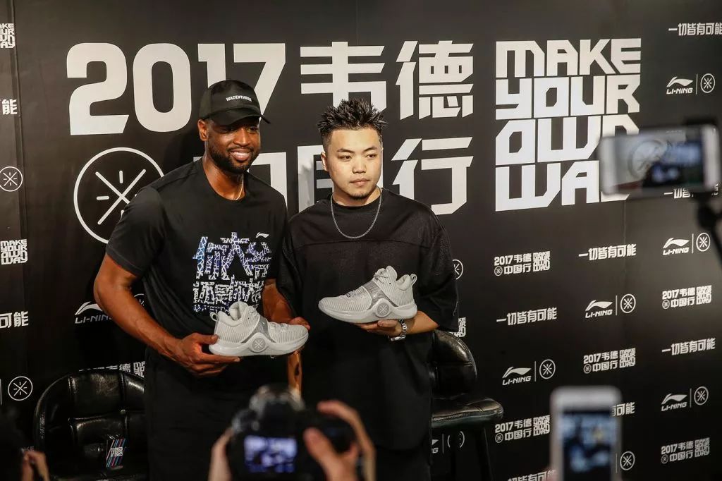 足球鞋买阿迪的还是耐克的好呢,不买阿迪耐克