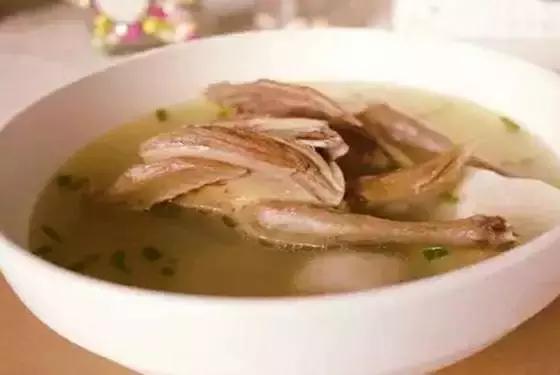 女性经期鸽子汤怎么炖好吃,女性吃鸽子汤好还是乌鸡汤好