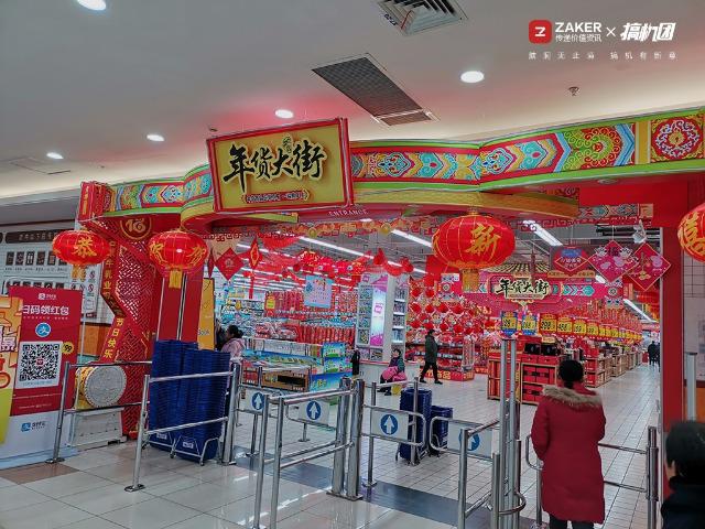 挖孔屏好用吗，相机自带8倍镜，能玩英雄联盟：荣耀V20体验