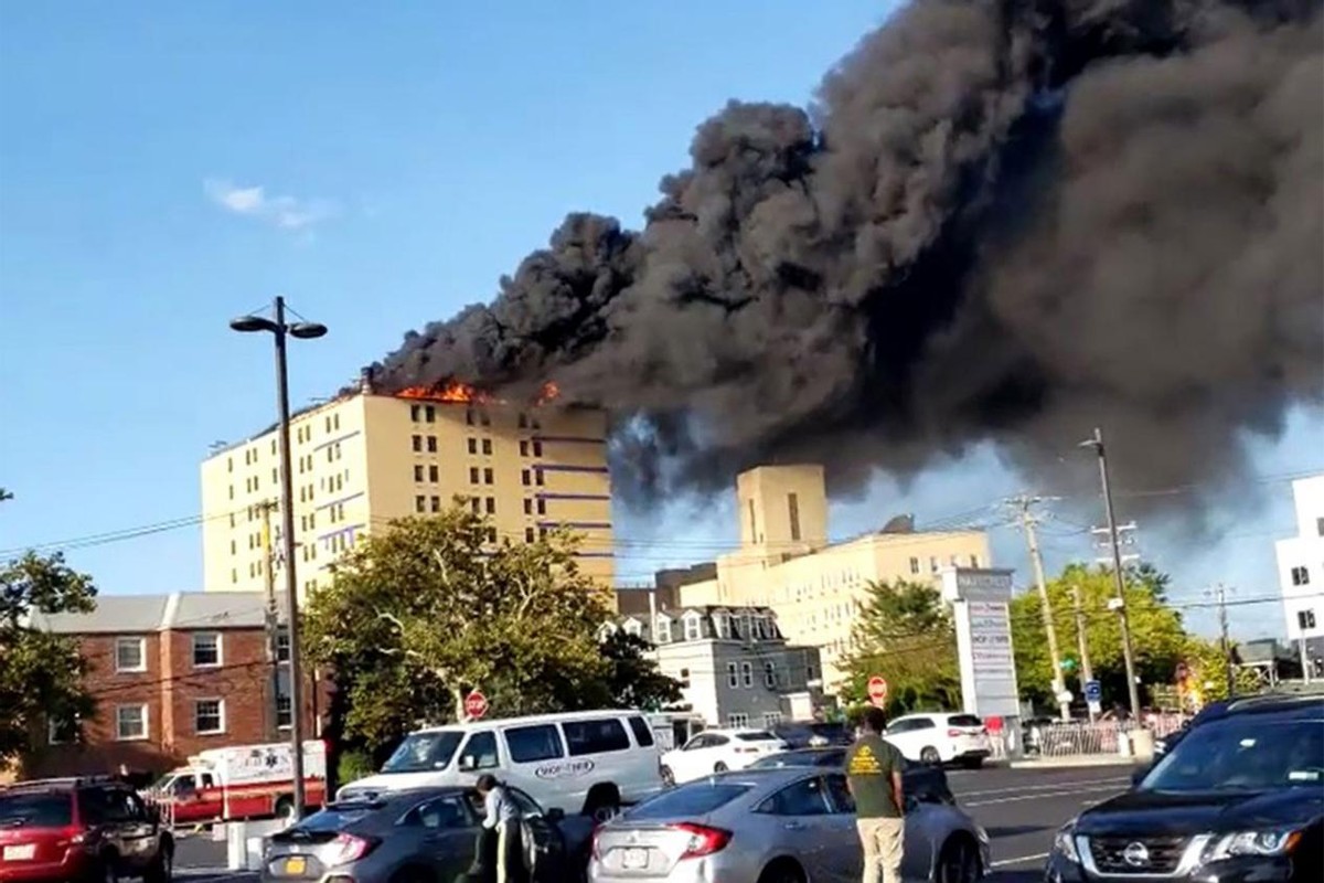 突发！纽约一高楼起火黑烟滚滚，美网友：911自杀飞机又来了？