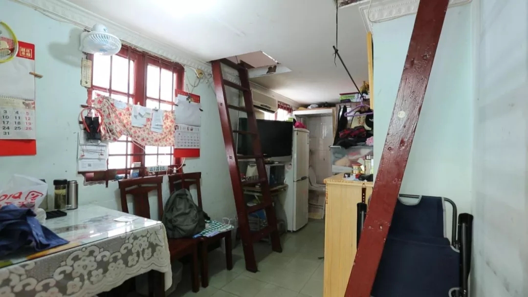 上海11㎡蜗牛窝住两代人，睡觉腿伸不直站着头碰天花板，还住30年