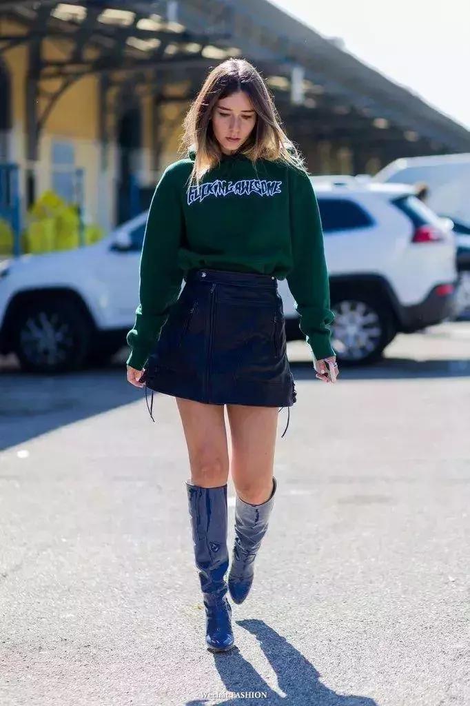 卫衣配什么裙子好看春天,卫衣裙子怎么搭配才好看