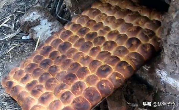 农村人发面卷子带锅巴,把面团放入火炉里会爆炸吗