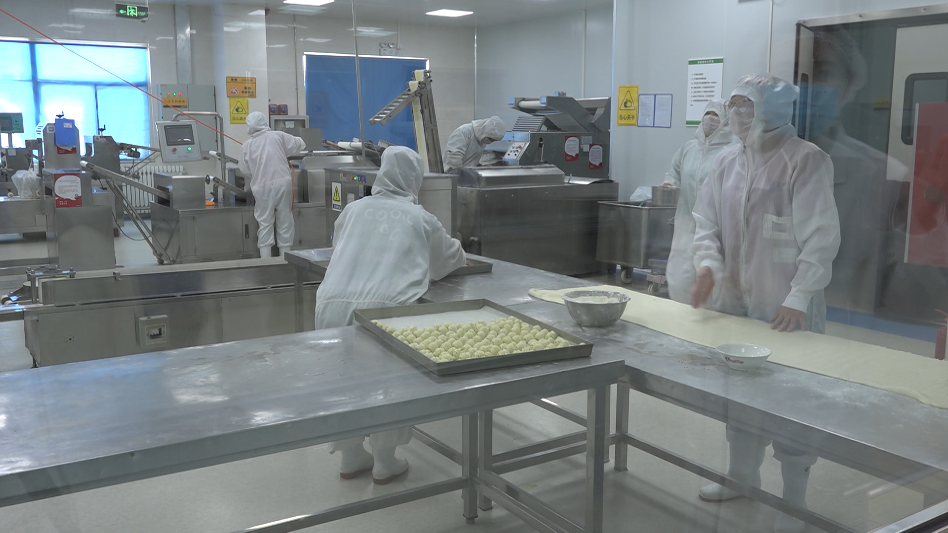 明厨亮灶+中央厨房，太原多措并举推行小学生营养午餐