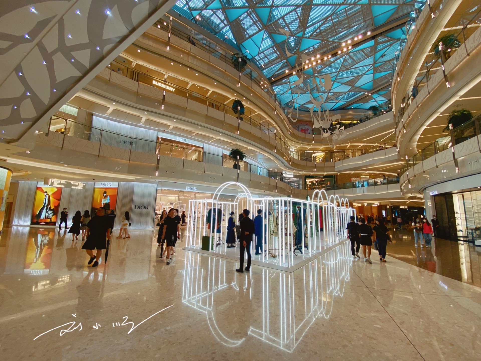 上海东方明珠塔周围哪个商场最大,上海魔都最大的商场