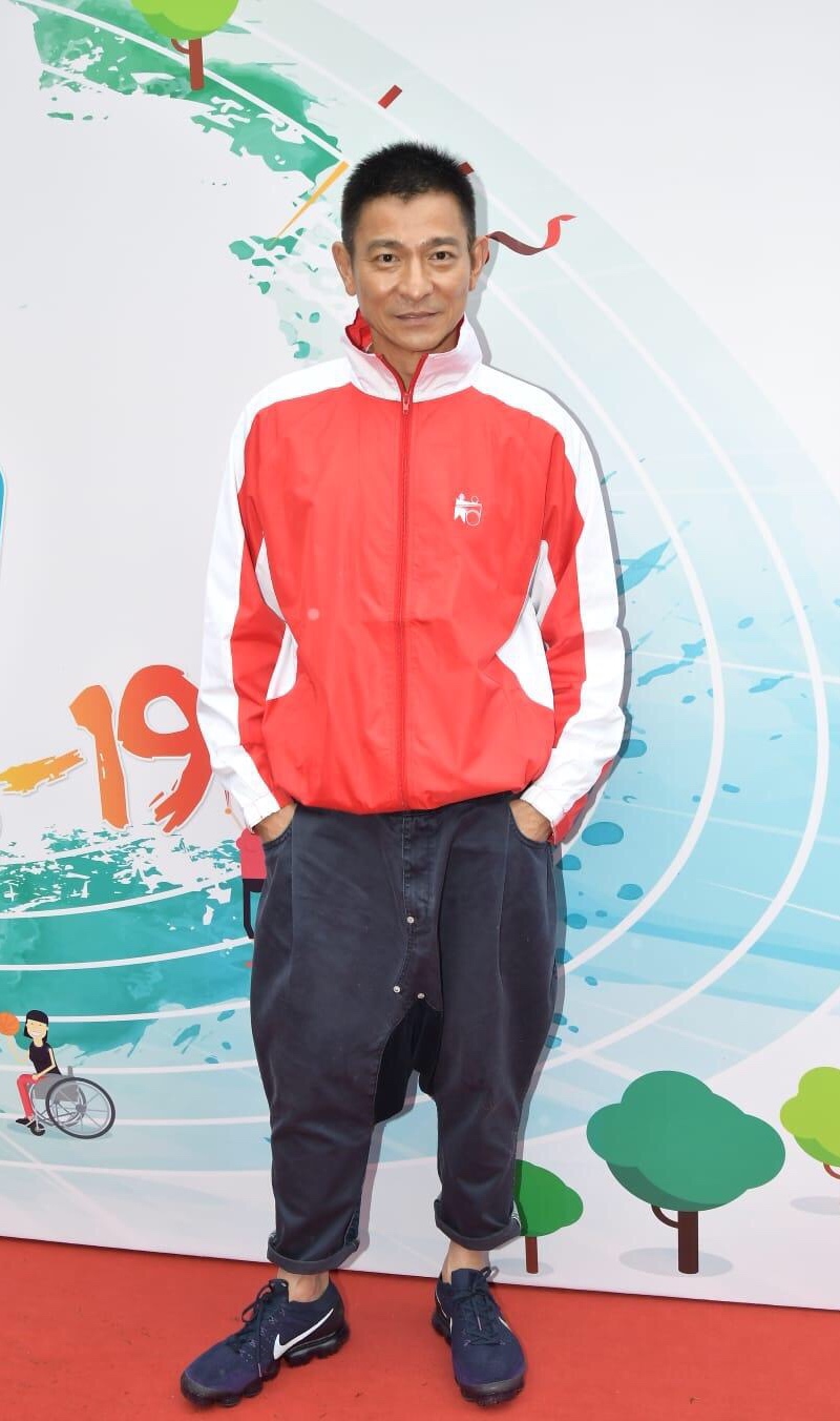 黄渤穿西装帅气逼人,黄渤帅气走路