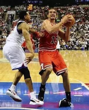 打球崴脚肿了怎么处理,打球崴脚怎么做简单处理