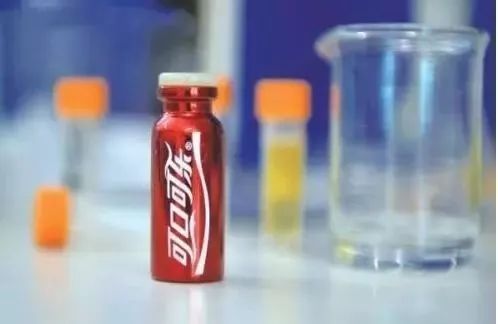 中小学流行的“*粉白**”火了，吸完后还模仿吸毒后的亢奋状态！