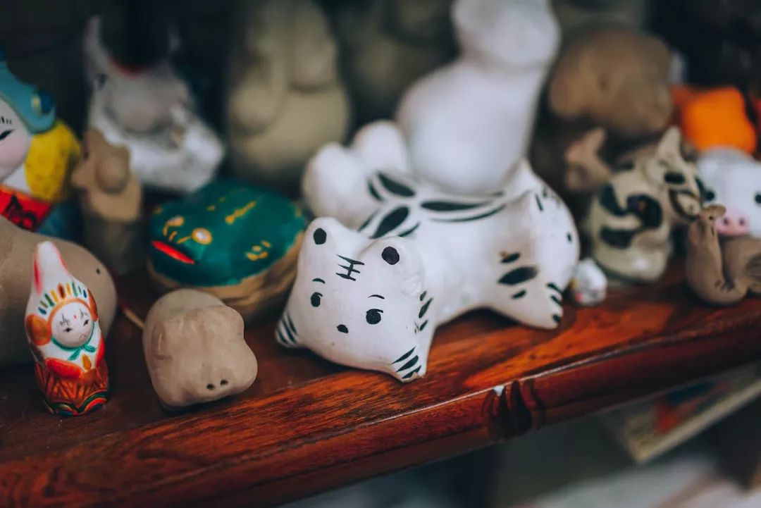 非遗守艺人｜他把泥“玩”出了花样，让有400年历史的老北京兔儿爷也跟上时代