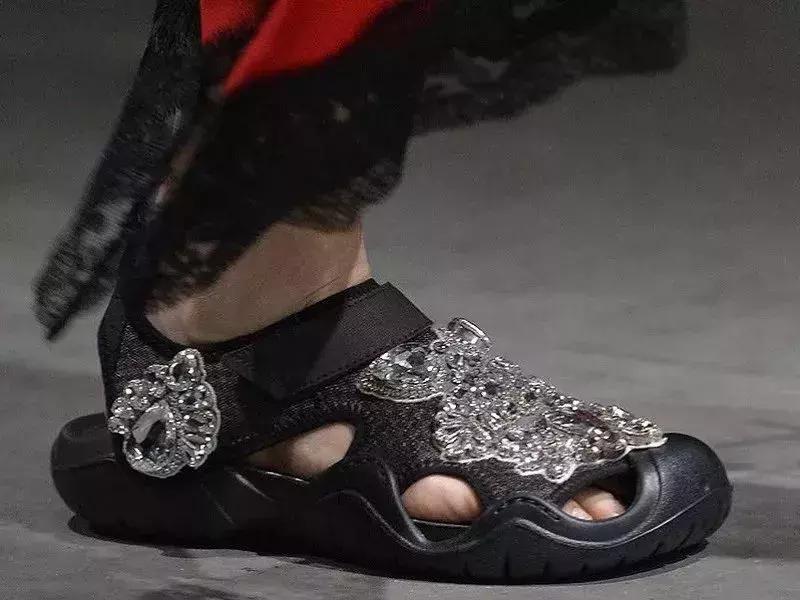 巴黎世家鞋4500元,巴黎世家的联名黄色鞋子