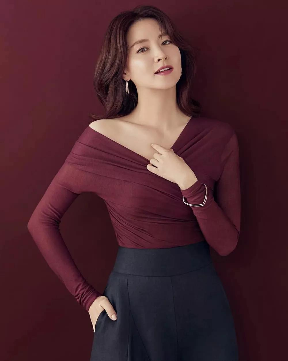 李英爱黑色长礼服,李英爱西装黑色红毯裙