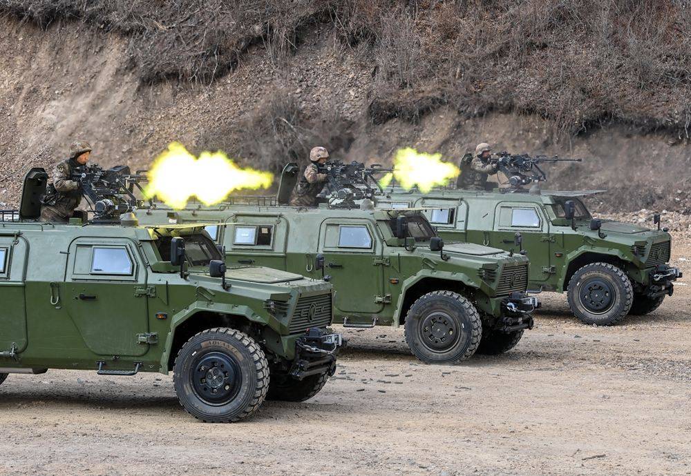 便携式反坦克导弹车打击坦克视频,珠海航展猛士反坦克导弹发射车