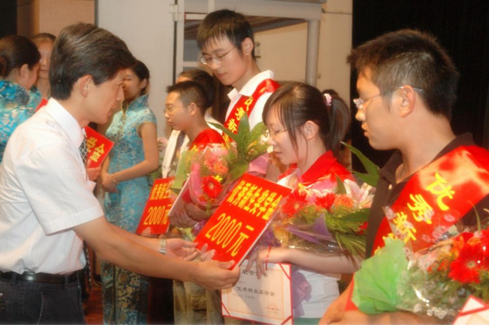 大学生晒和父母聊天记录,大学生和父母有趣聊天