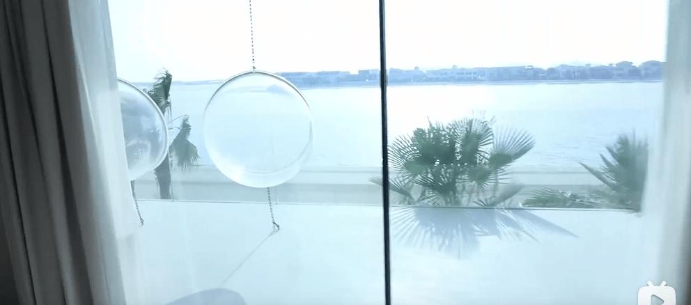 迪拜男子奋斗十年买下劳斯莱斯,迪拜小伙卖掉劳斯莱斯买法拉利