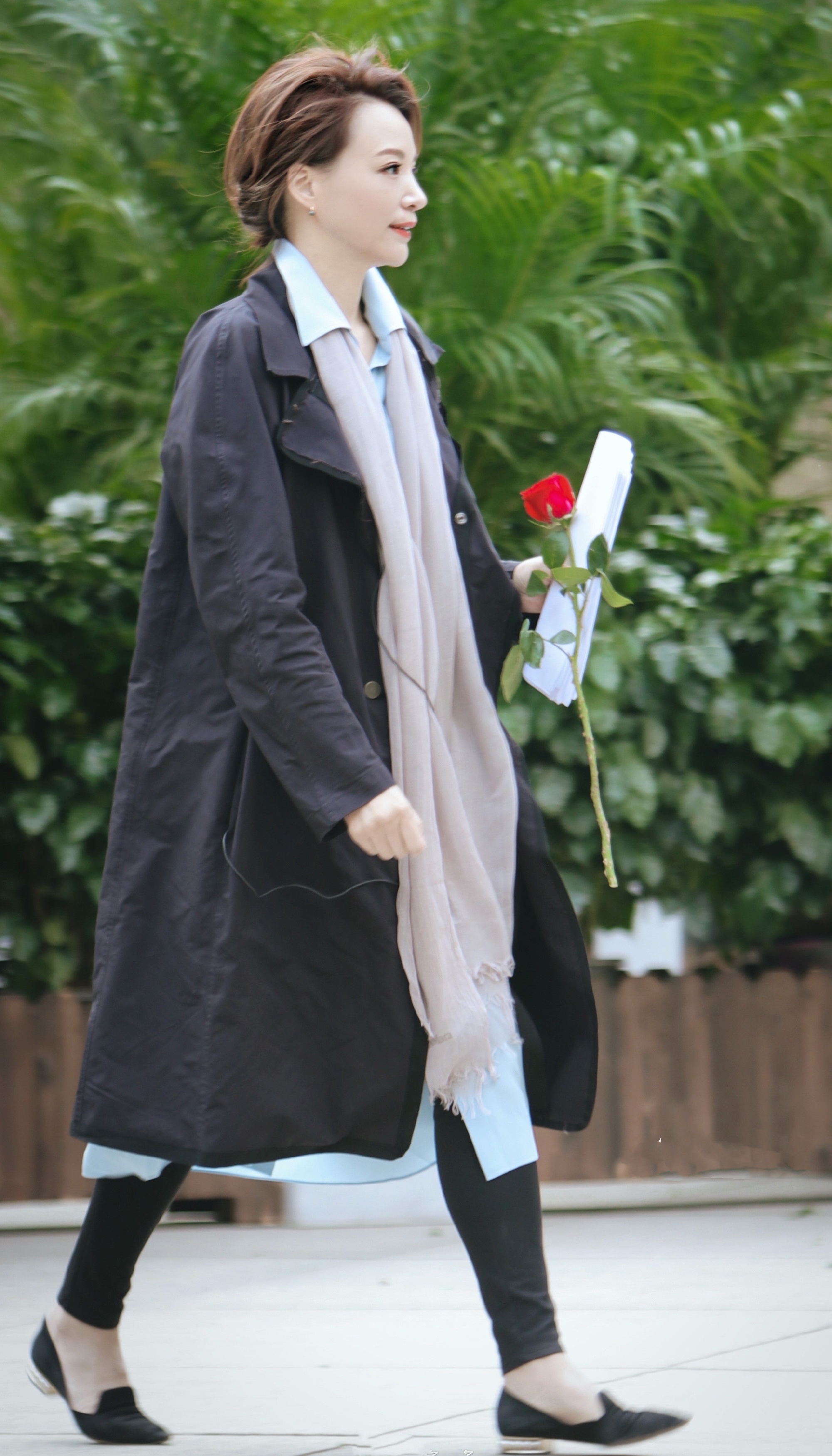 董卿复古短裙现身,董卿跟记者打招呼