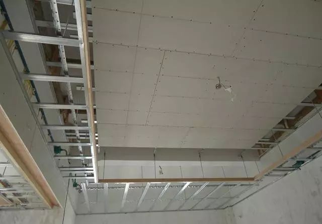 轻钢龙骨石膏板造型吊顶施工视频,石膏板天花吊顶施工全过程