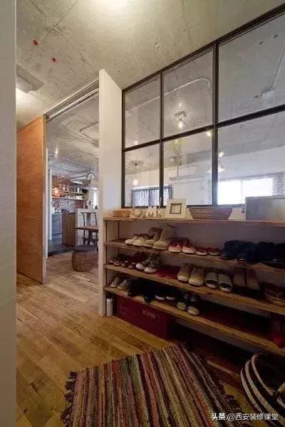 进门鞋柜设计右侧是餐厅隔断,红木鞋柜屏风隔断一体效果图