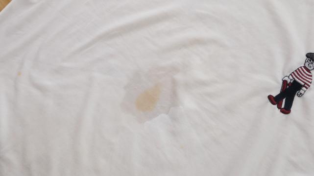 污渍糖浆沾衣服上，教您成本不到5毛钱，衣服恢复白净和新的一样