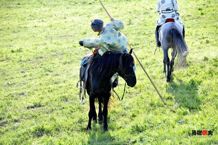 布里亚特牧民骑马摄影作品,草原蒙古族服饰摄影