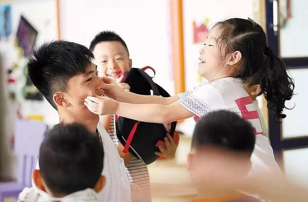 孩子害怕幼儿园老师,孩子上幼儿园害怕老师该怎么办