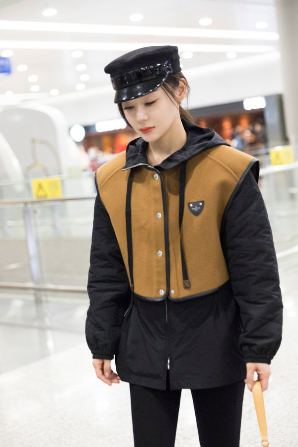 袁姗姗展现马甲线即帅气又好看,袁姗姗黑色西服造型曝光帅气十足