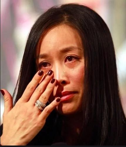 她23岁一曲成名，提携杨坤红过那英，两次被情所伤，39岁跳楼自杀