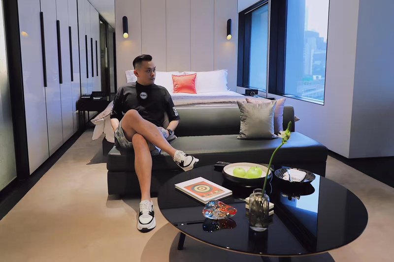 住进这座香港潮牌酒店，像是完成了一趟艺术旅行