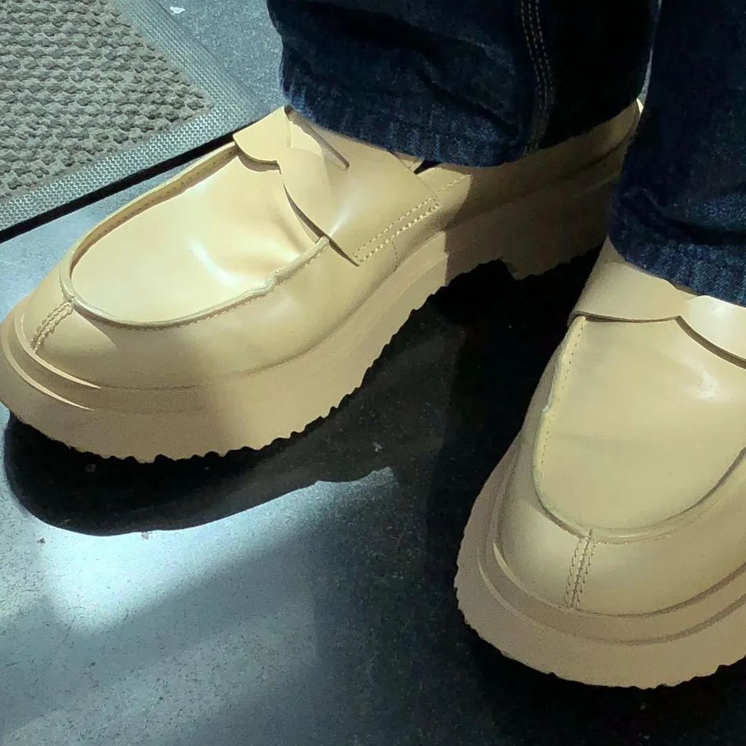 有买鞋焦虑的人看看它，让你的脚趾头也能穿上「极简」和「先锋」