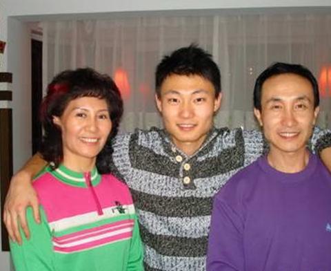 连登春晚24年现状,连登春晚8年走红后却回归家庭