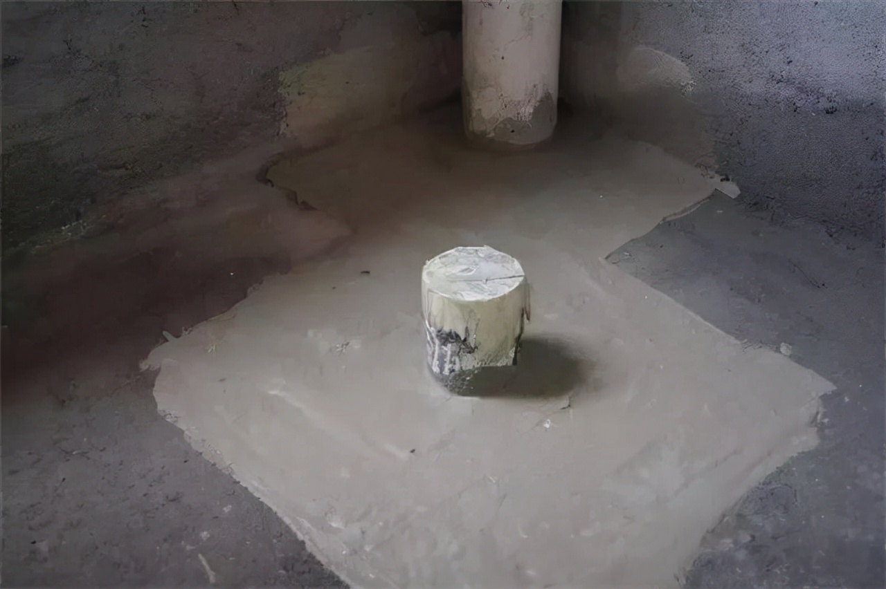 卫生间地板积水漏水免砸瓷砖方法,卫生间瓷砖坏了一小块会漏水吗