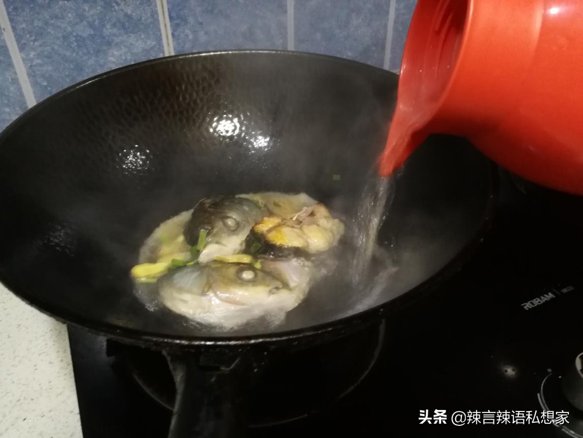 鱼头炖豆腐要不要把鱼头先腌一下,鱼头豆腐怎么去腥臭味