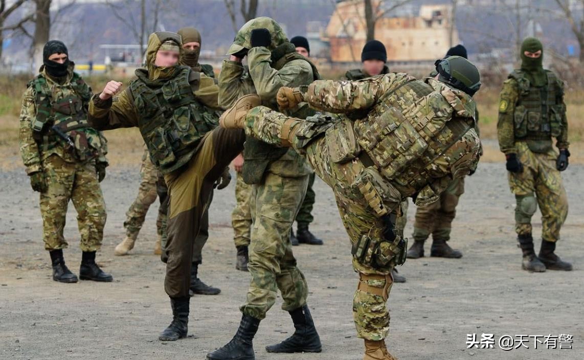 俄士兵入伍学习的第一个技巧：教你如何被人从身后勒住脖子后脱身