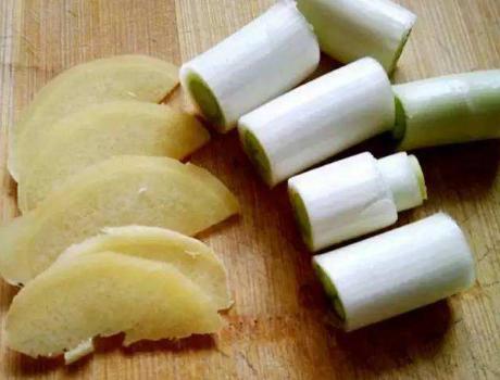 猪皮冻不筋道怎么补救,猪皮冻夏季不融化的技巧