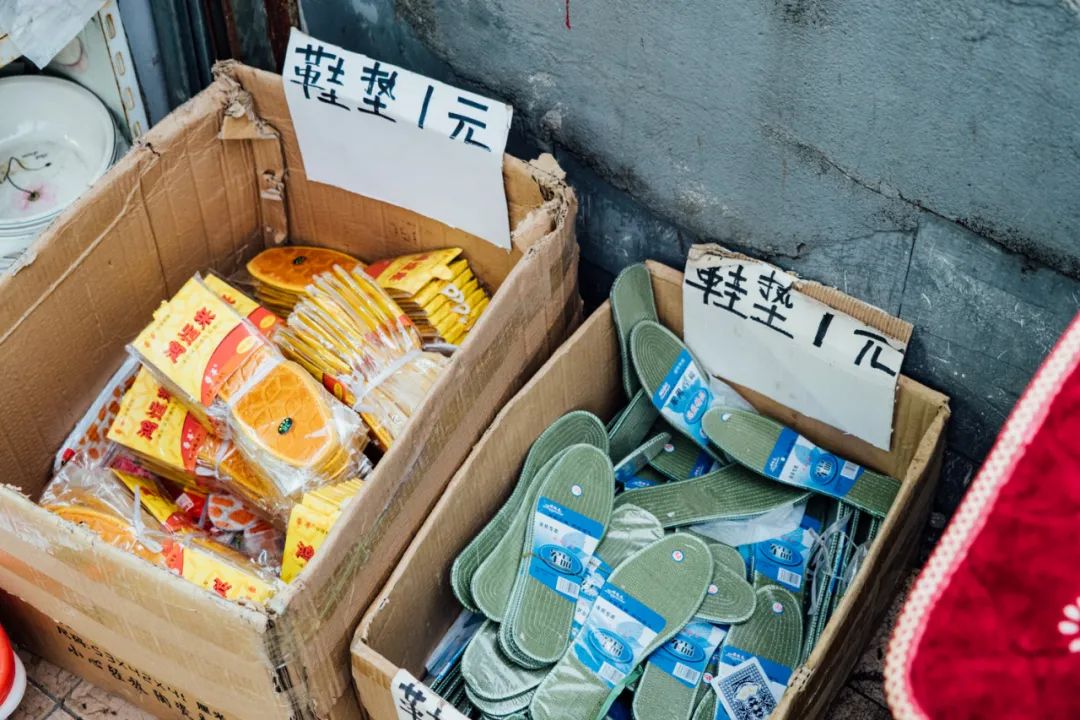 活着的两元店，2块钱能买啥？