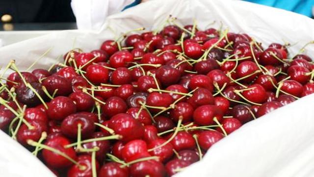 小孩超市偷东西被骂,小孩超市偷窃被发现妈妈包庇后续