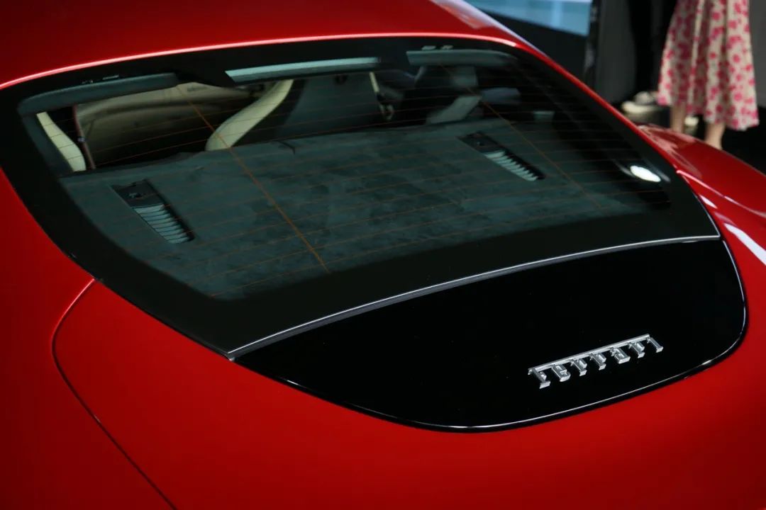 法拉利roma白外黑内,法拉利roma白色硬顶