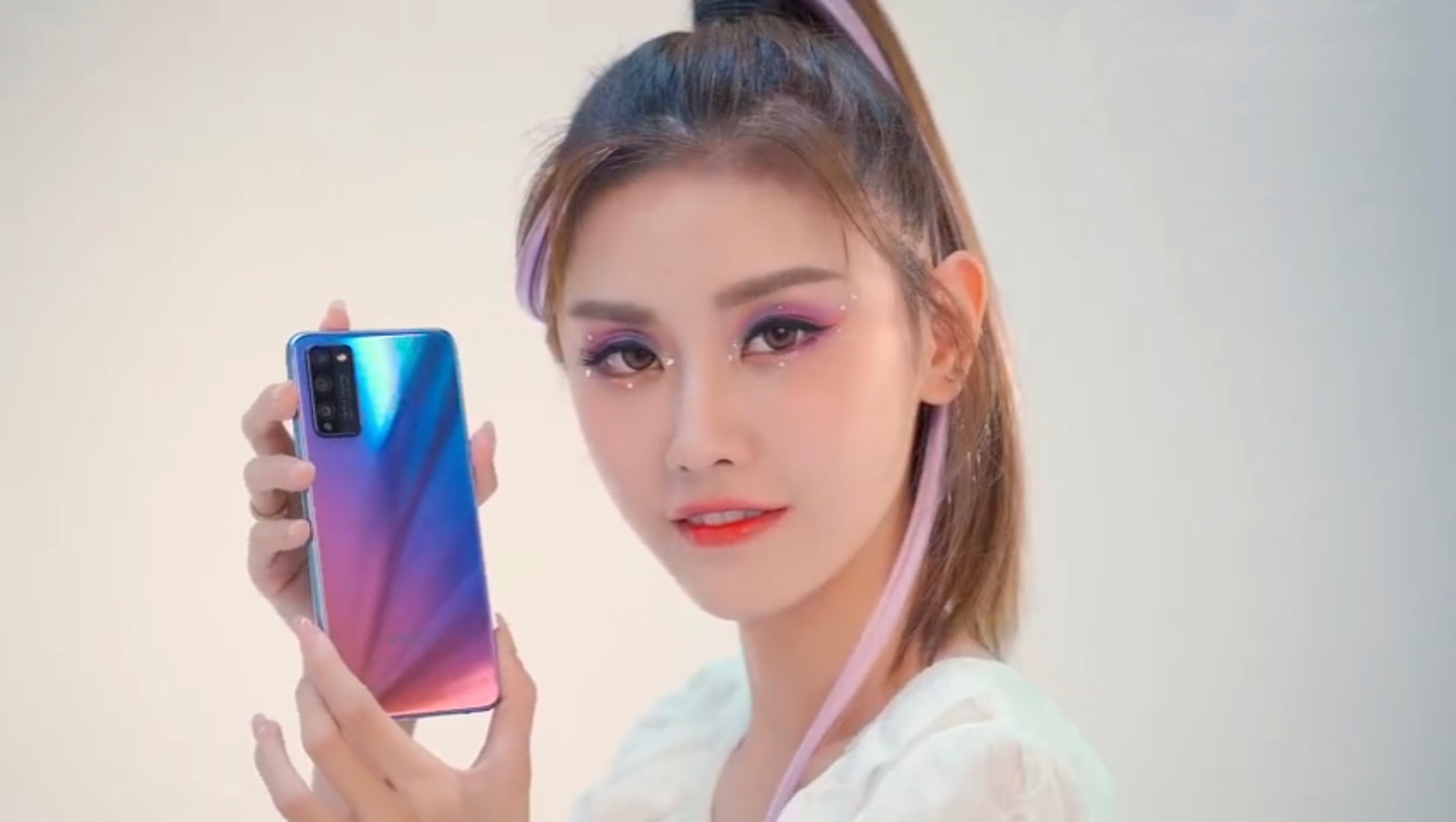 周中速报:Prada线上发布男装系列,香港迪士尼再次关闭