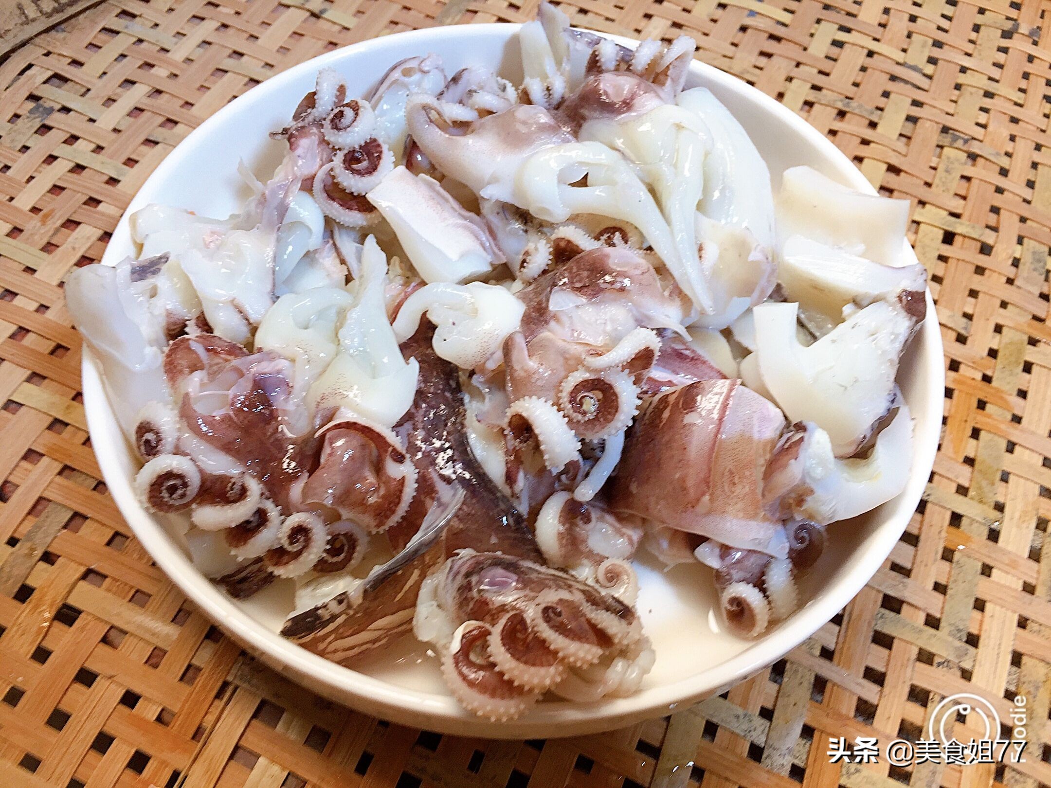 爆炒鱿鱼怎么能让鱿鱼更q弹,鱿鱼怎么炒出来又不腥特别好吃