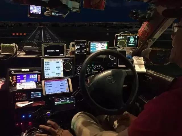 不要小瞧香港的满街老皇冠出租车，一台的士车牌够买5辆保时捷911