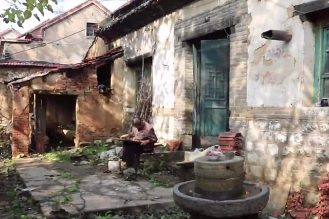 村集体收回房子,农民土地被集体出租