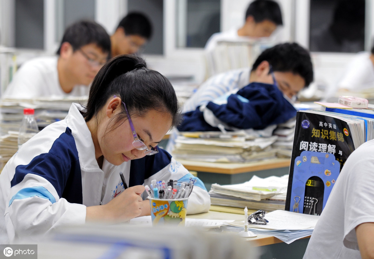 学生会换届大会部长代表发言稿,学生会换届体育部部长演讲稿