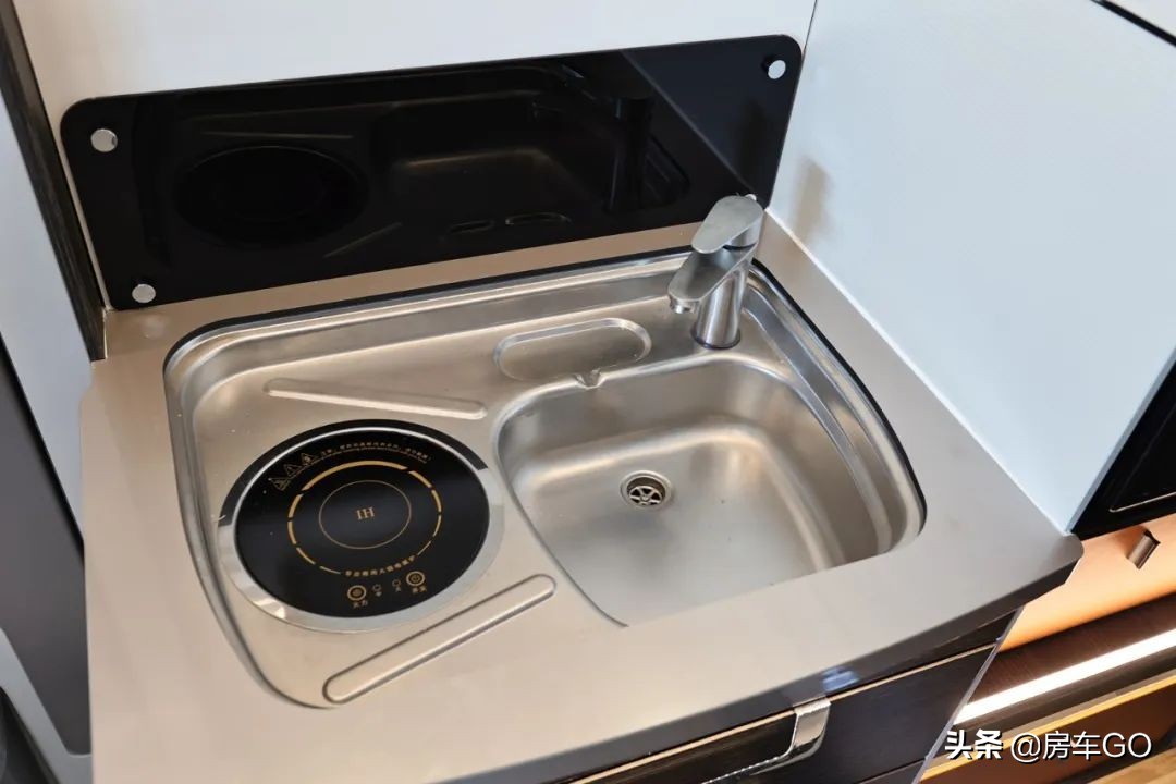 这台房车有5种充电方式，车内电器语音控制，卫生间也是干湿分离