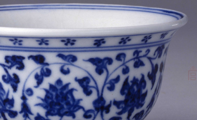 馆藏永乐青花压手杯,永乐年制青花瓷压手杯鉴定