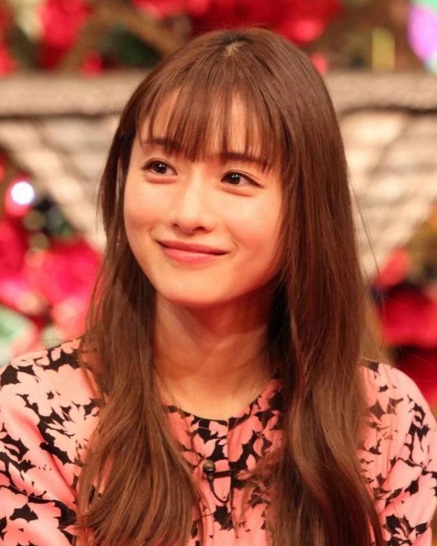 女人美不美看“皮相”，这几个部位很美的女人，上了年纪也很年轻