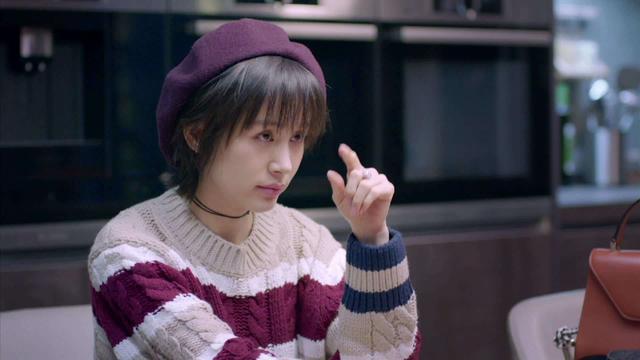 王子文高铁踩桌,王子文穿高跟鞋被嘲笑是地摊货