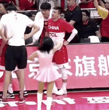 郭艾伦丁彦雨航王哲林,郭艾伦偷瞄啦啦队跳舞