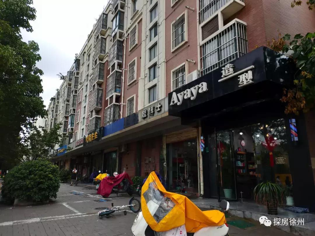 这个小区有点酷！门面全靠保安大爷撑起来，实探后竟发现...