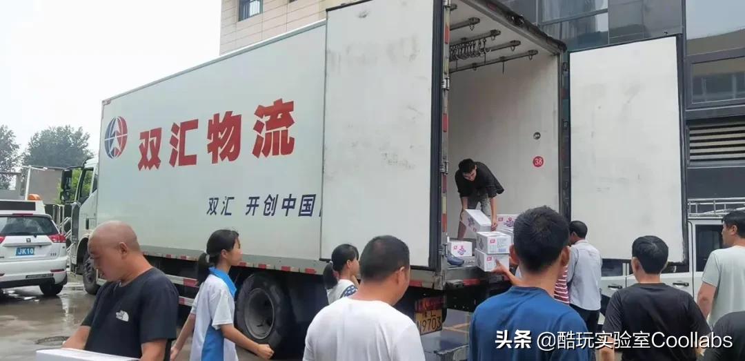 81岁河南首富，*养包***妇情**、暗通美国？