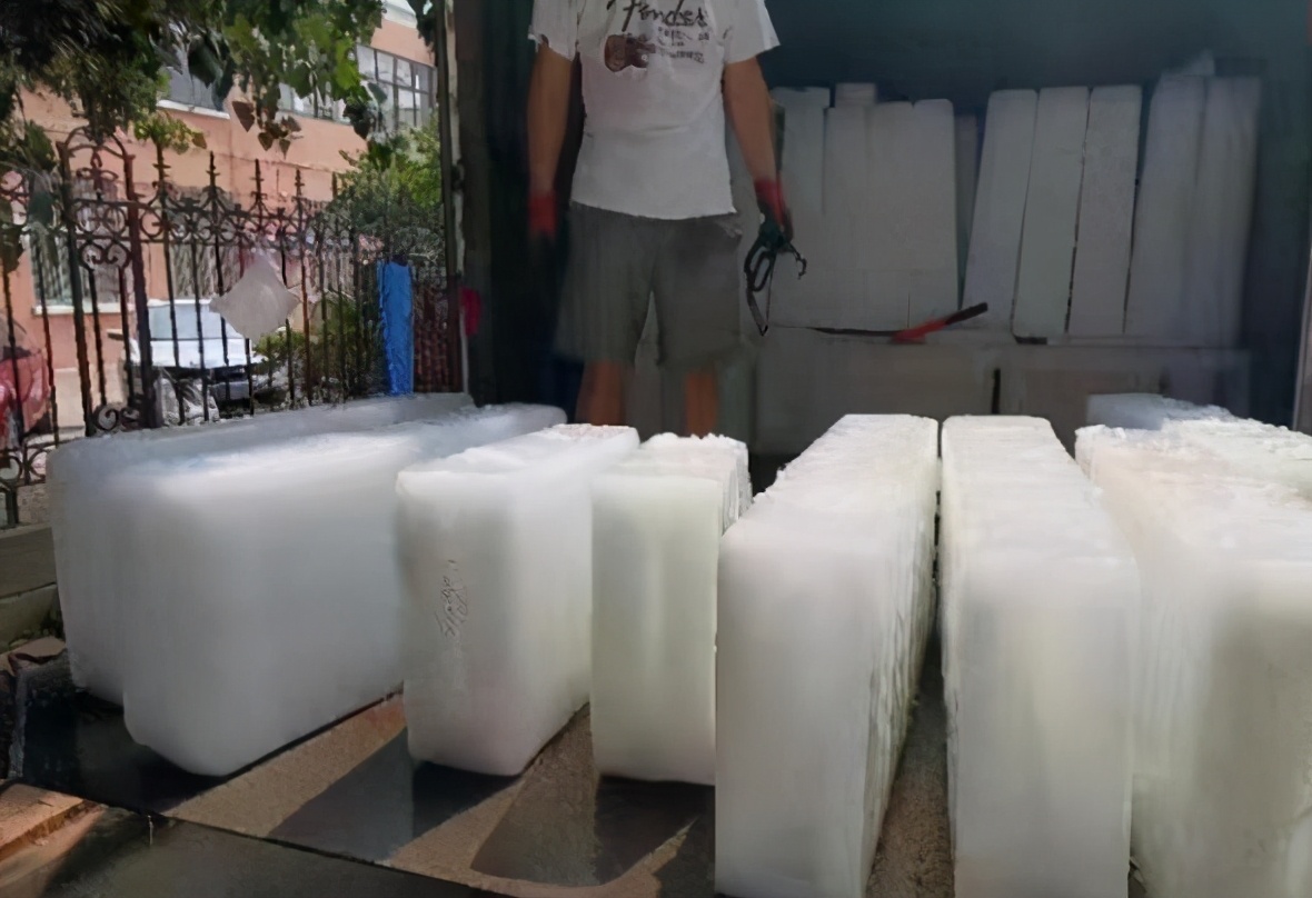 大学降温五种方法,天气太热了放冰块给室友降降温